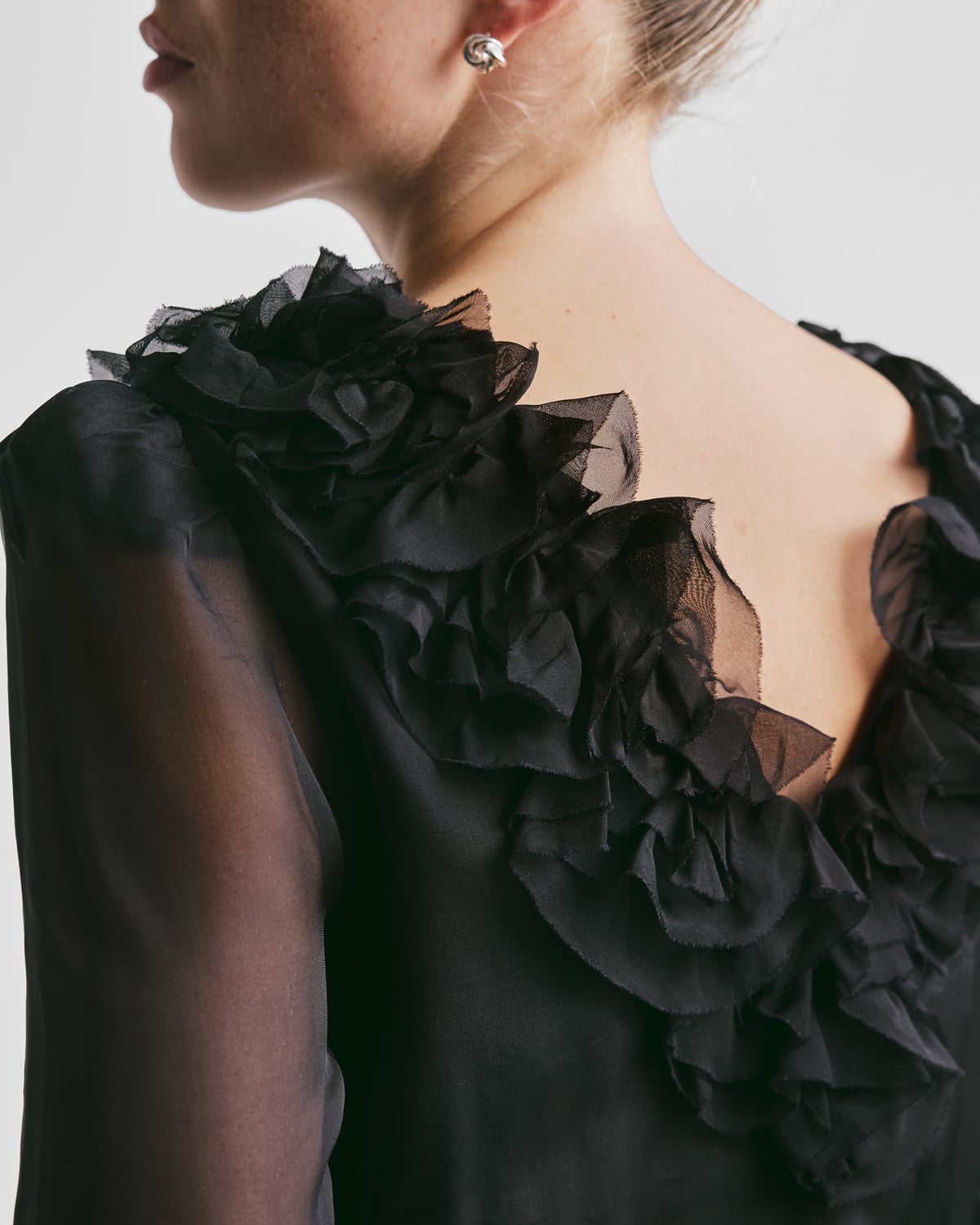 【即日発送】Bibiy IRIS RUFFLE TOP ブラック TOPS｜Bibiy.